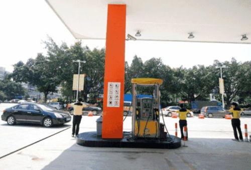 汽车加油站爆料视频真实  第2张